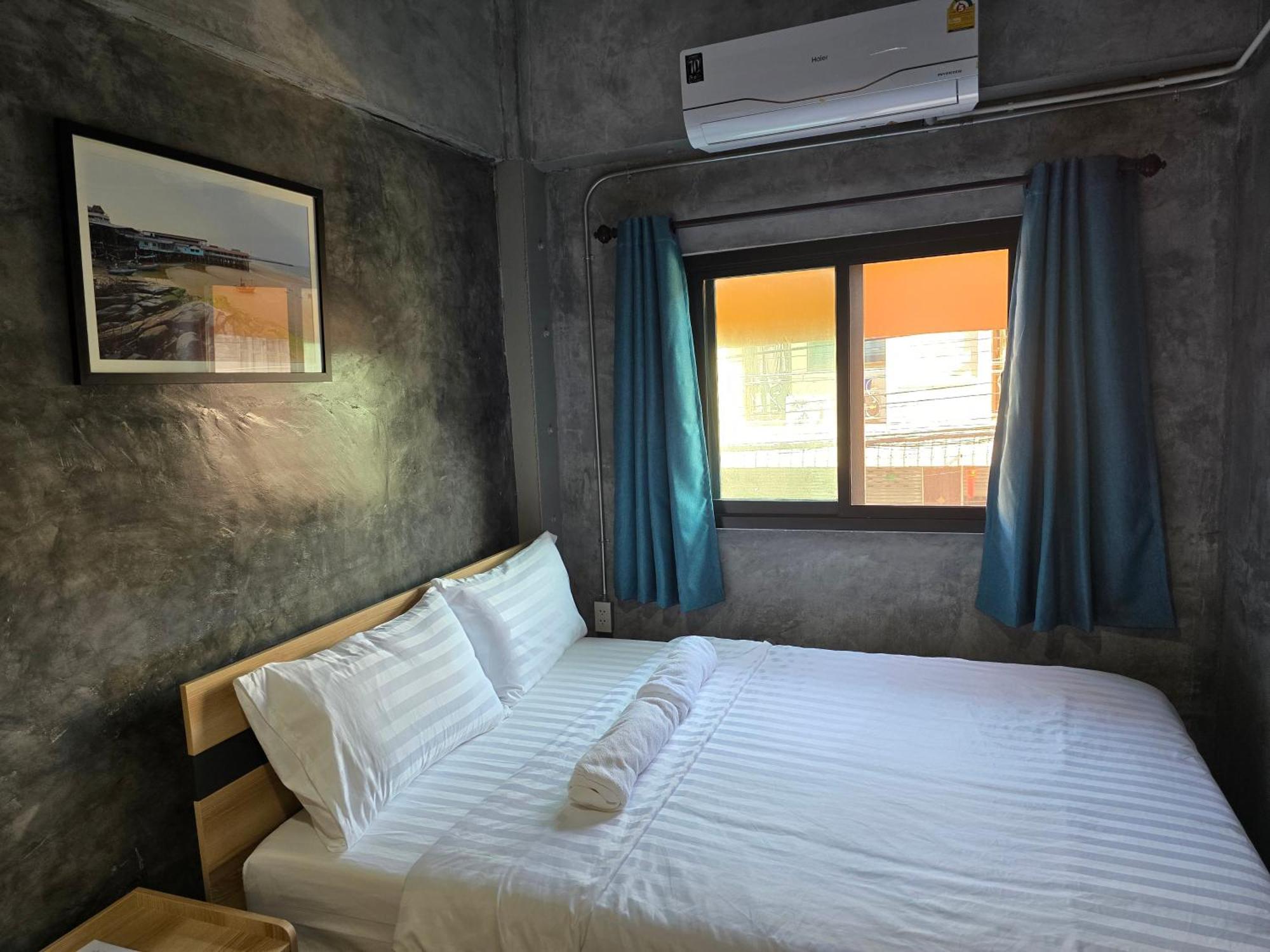 Captain Joe Cafe & Hostel Хуахін Екстер'єр фото