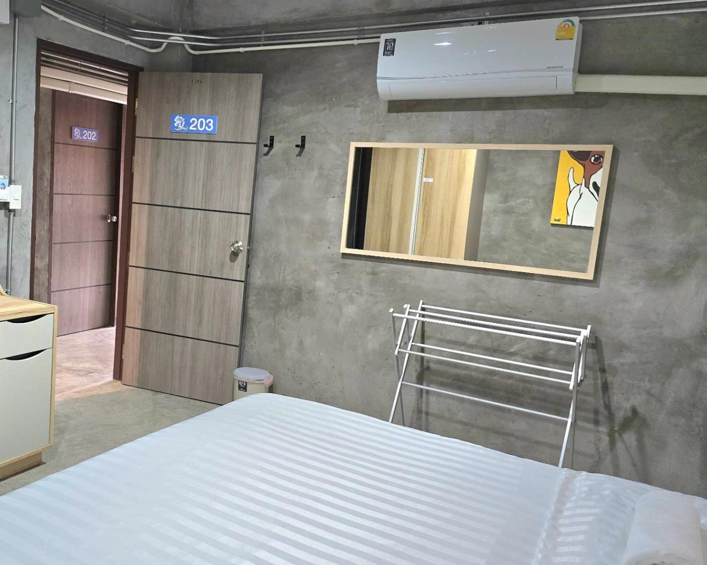 Captain Joe Cafe & Hostel Хуахін Екстер'єр фото
