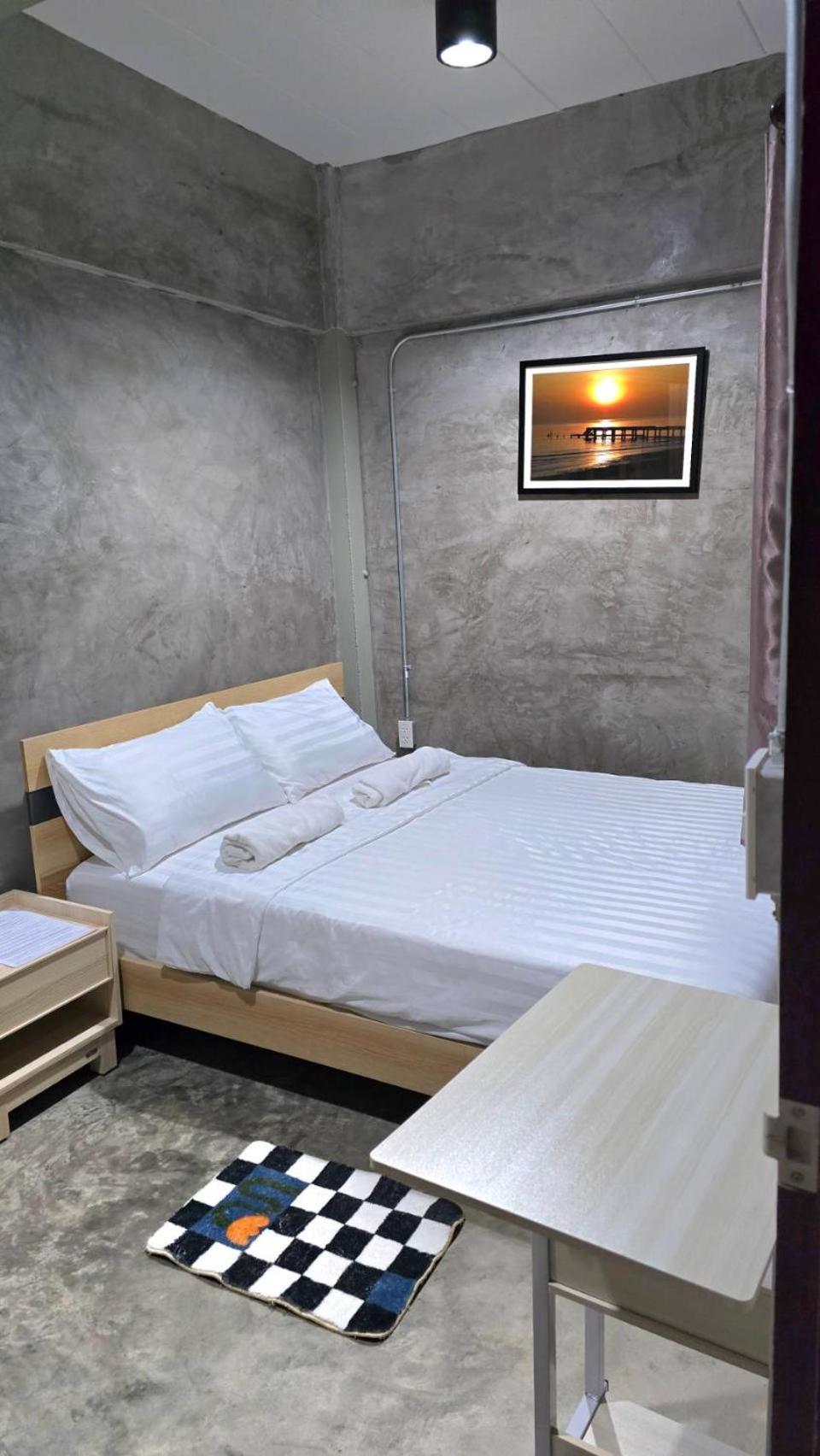 Captain Joe Cafe & Hostel Хуахін Екстер'єр фото